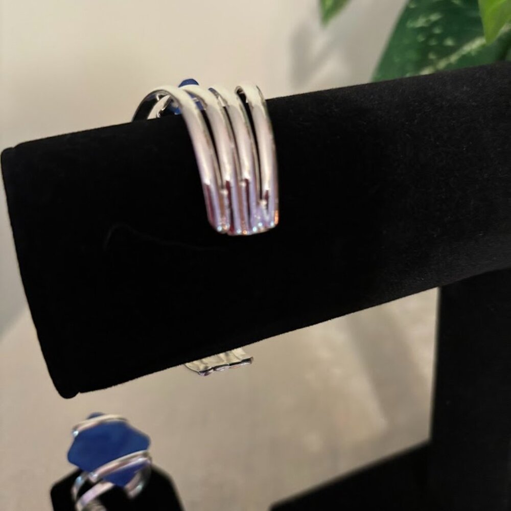 Beautiful Blue Color Cuff Bracelet and Ring (size 10) in Silver Tone - Picture 11 of 14